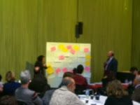 la participación es un espacio para el diálogo, de escucharse unos a otros, y poder construir realidades o soluciones basadas en la realidad, pegadas al terreno, a las necesidades reales, desde la experiencia de cada uno de los actores activos. Es una posibilidad de construir una solución que en el mundo real (en uno ideal cualquier solución sería válida, y se aplicaría "la mejor") podemos acometer: en la vida, en los equipos, las organizaciones y la sociedad.